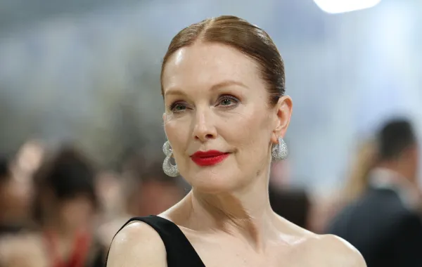 جوليان مور Julianne Moore في حفل ميت غالا 2026. مصدر الصورة: ANGELA WEISS / AFP