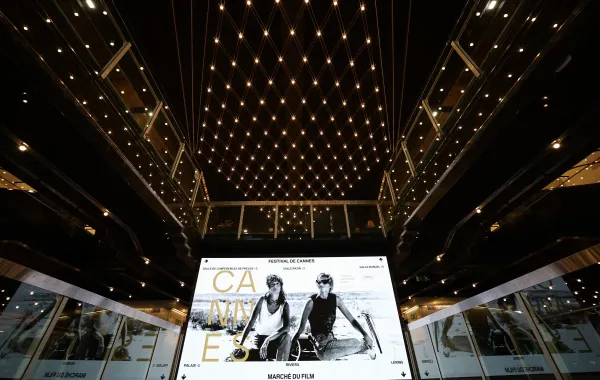 الملصق الدعائي لمهرجان كان السينمائي 2026 - Photo by Sameer AL-DOUMY / AFP