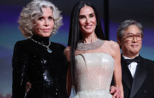 جين فوندا Jane Fonda وديمي مور Demi Moore في حفل افتتاح مهرجان كان السينمائي 2026. مصدر الصورة: Valery HACHE / AFP
