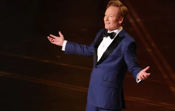 كونان أوبراين Conan O'Brien في حفل توزيع جوائز أوسكار 2026. مصدر الصورة: Kevin Winter/Getty Images/AFP