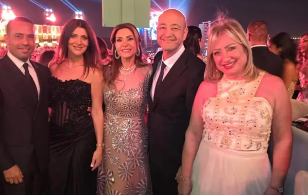 عمرو أديب ودينا طلعت من حفل زفاف ابنة رجل الاعمال باسل سماقية- الصورة من فيديوهات حفل الزفاف