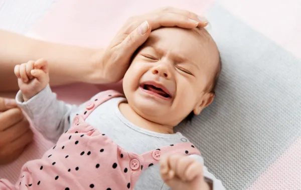 صورة لطفل يبكي بسبب سقوطه على رأسه