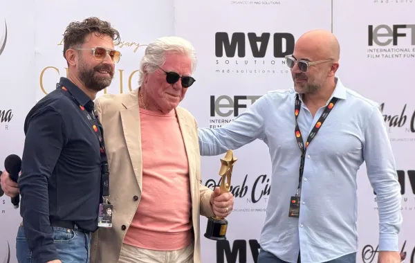 حسين فهمي يتسلم الجائزة من مركز السينما العربية خلال حفل جوائز النقاد للأفلام العربية