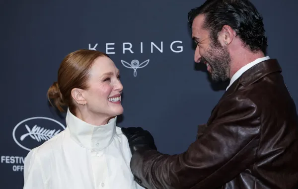 جوليان مور Julianne Moore وجوردان فرستمان Jordan Firstman في فعالية المرأة في الحركة 2026. مصدر الصورة: SAMEER AL-DOUMY / AFP