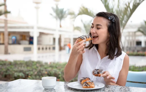 تفسير حلم أكل الحلويات في المنام