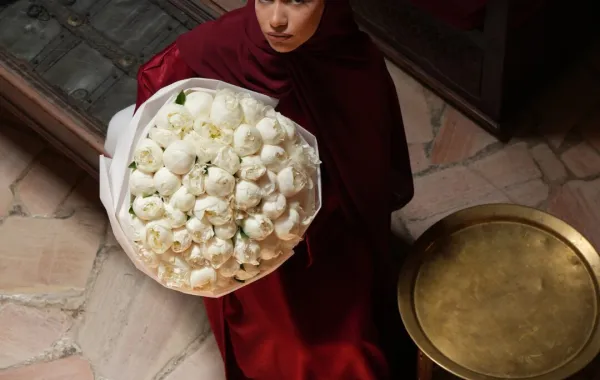 مجموعة عيد الأضحى الفاخرة من فلاورز.إيه، تضم تنسيقات زهور أنيقة وروداً فاخرة وطاولات مزينة بعناية في دبي وأبوظبي وجميع أنحاء الإمارات