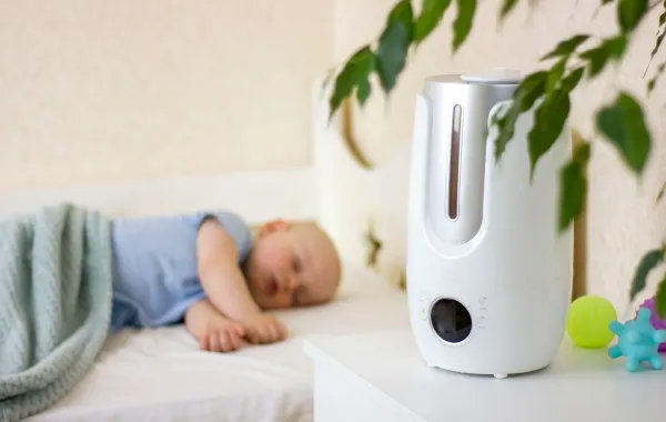 صورة مولود نائم بجانب جهاز التبخير