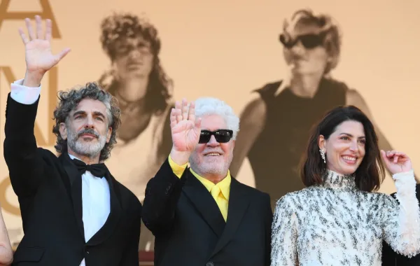  الممثل الأرجنتيني ليوناردو سباراليا، والمخرج السينمائي الإسباني بيدرو ألمودوفار، والممثلة الإسبانية باربرا ليني من عرض الفيلم- Photo by Olivier CHASSIGNOLE / AFP