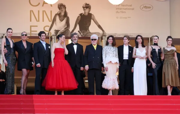 بيدرو ألمودفار يتوسط فريق عمل فيلم Bitter Christmas بمهرجان كان السينمائي 2026. مصدر الصورة: Sameer AL-DOUMY / AFP