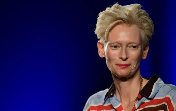 تيلدا سوينتون Tilda Swinton في الدورة التاسعة والسبعين لمهرجان كان السينمائي في مدينة كان - Photo by Olivier CHASSIGNOLE / AFP