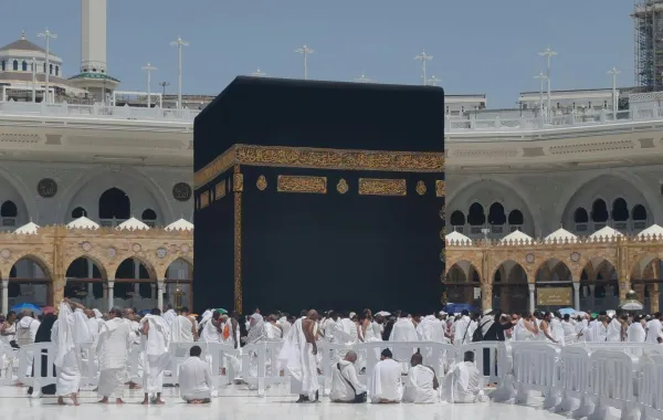 حجاج بيت الله الحرام أمام الكعبة المشرفة 