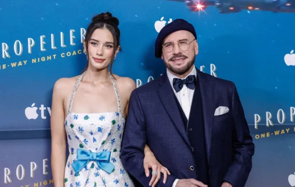 إيلا بلو ترافولتا ووالدها جون ترافولتا خلال حضور عرض الفيلم. Ella Bleu Travolta and John Travolta attend the premiere of
