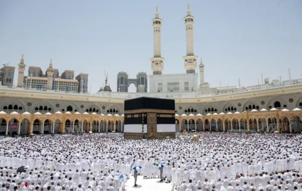 توافق فلكي استثنائي يزين سماء مكة في يوم عرفة