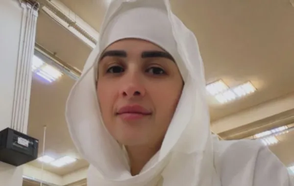 ياسمين عبد العزيز بملابس الإحرام