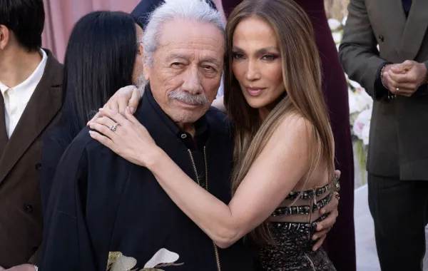 جينيفر لوبيز وإدوارد جيمس أولموس في المسرح المصري في لوس أنجلوس (Jennifer Lopez and Edward James Olmos at the Egyptian theatre in Los Angeles). مصدر الصورة: ETIENNE LAURENT / AFP