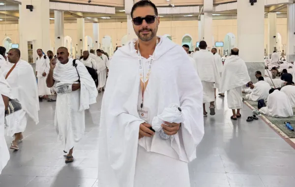 أحمد السعدني أثناء أداء مناسك العمرة