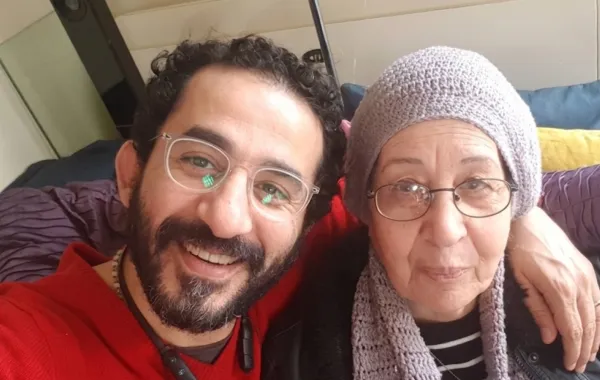 أحمد حلمي ووالدته الراحلة - الصورة من حساب أحمد حلمي على انستغرام