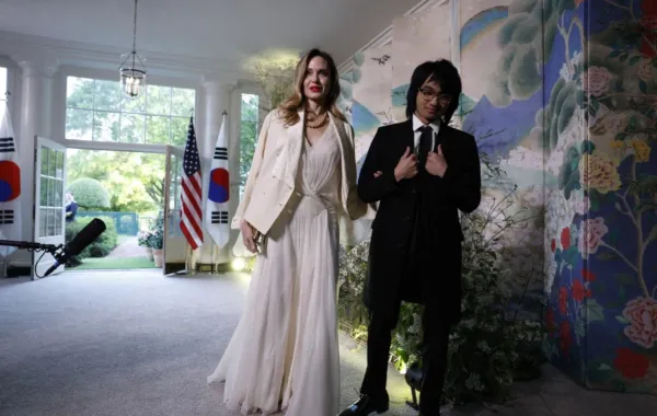 أنجلينا جولي وابنها مادوكس في واشنطن (Angelina Jolie and her son Maddox  in Washington). مصدر الصورة: DAnna Moneymaker/Getty Images/AFP