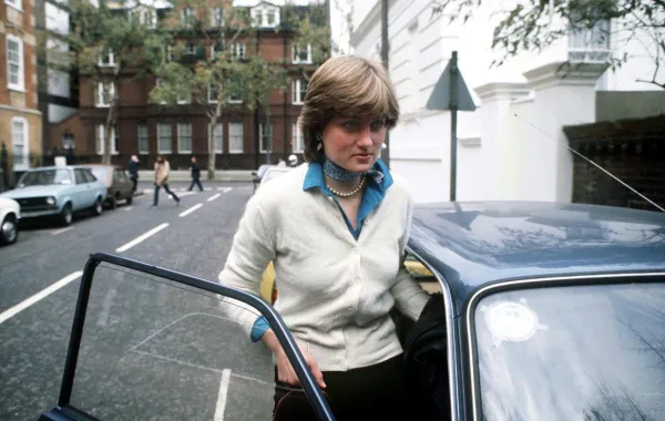 الأميرة ديانا أمام شقتها في كوليرن كورت، لندن (Lady Diana Spencer outside her flat in Coleherne Court, London). مصدر الصورة: Jayne Fincher/Princess Diana Archive/Getty Images