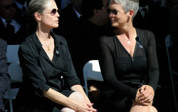كيلي كورتيس (يسار) وشقيقتها جيمي لي كورتيس في هندرسون، نيفادا (Kelly Curtis (L) and her sister Jamie Lee Curtis in Henderson, Nevada). مصدر الصورة: Ethan Miller/Getty Images/AFP
