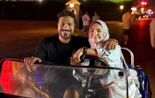 مصطفى أبو سريع وزوجته- الصورة من صفحته على فيسبوك