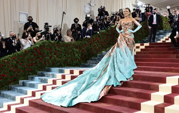 بليك لايفلي Blake Lively في حفل ميت غالا 2022( مصدر الصورة:  Jamie McCarthy/Getty Images)