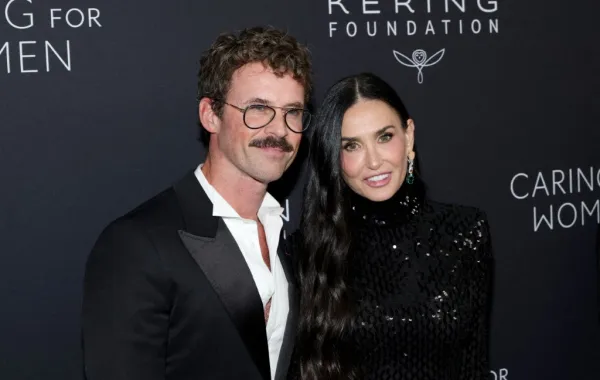 براد غورسكي Brad Goreski مع ديمي مور Demi Moore- (مصدر الصورة Mike Coppola/Getty Images/AFP)