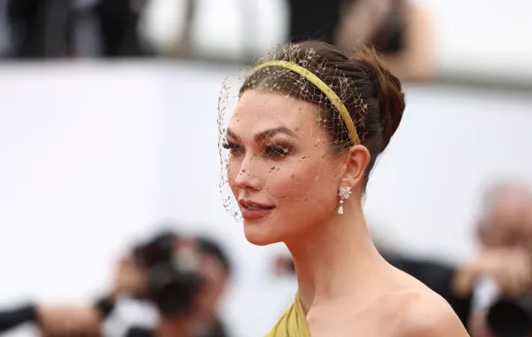 كارلي غلوس Karlie Kloss في مهرجان كان السينمائي في العام 2023 (مصدر الصورة:  Mike Marsland/WireImage)