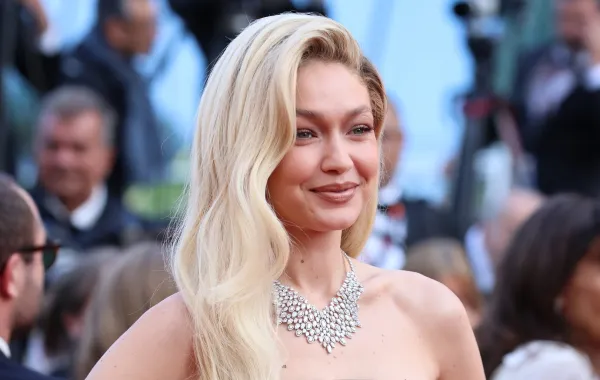جيجي حديد  Gigi Hadid  على سجادة مهرجان كان 2023 ( مصدر الصورة: Gisela Schober/Getty Images)