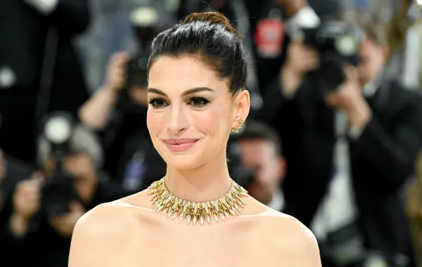   آن هاثاواي، Anne Hathaway 2026 Met Gala (مصدر الصورة: Gilbert Flores/Variety via Getty Images)