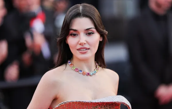 هاندا أرتشيل Hande Ercel  في اليوم الثاني من مهرجان كان السينمائي 2026( مصدر الصورة:  Neilson Barnard/Getty Images)