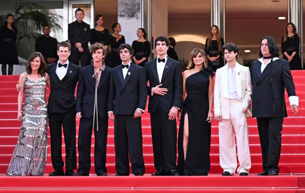 فريق عمل فيلم "La Bola Negra" على سجادة مهرجان كان 2026 (مصدر الصورة:  Kate Green/Getty Images)