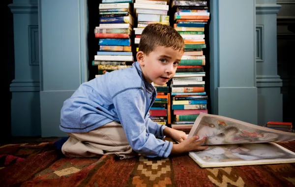 صورة طفل يقرأ في كتب التاريخ