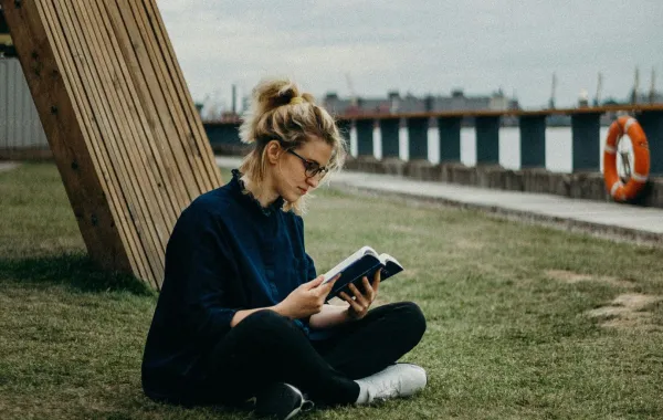 شابة تقرأ كتاباً