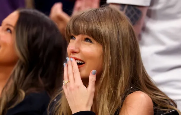 تايلور سويفت في روكيت أرينا في كليفلاند أوهايو (Taylor Swift at Rocket Arena in Cleveland, Ohio). مصدر الصورة: Gregory Shamus/Getty Images/AFP