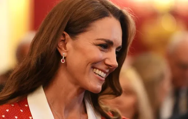 كاثرين (كيت ميدلتون) في قصر سانت جيمس بلندن، إنجلترا ( Catherine at St James's Palace in London, England). مصدر الصورة: Jonathan Brady - Pool/Getty Images