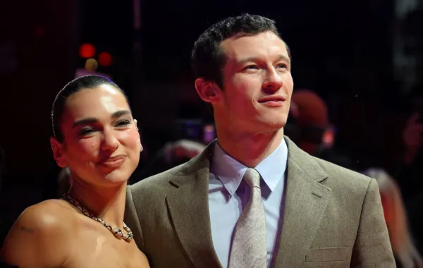 دوا ليبا وكالوم تورنر في برلين (Dua Lipa and Callum Turner in Berlin). مصدر الصورة: RALF HIRSCHBERGER / AFP