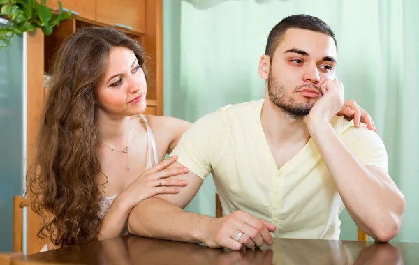 زوجة تحاول أن تتبادل الحوار مع زوجها لتكسر حاجز الصمت الزوجي