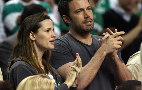 جينيفر جارنر وبن أفليك Jennifer Garner and Ben Affleck عام 2009 - Photo by ELSA / GETTY IMAGES NORTH AMERICA / Getty Images via AFP