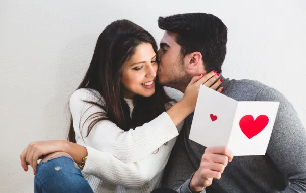 زوج أهدى زوجته بطاقة عليها قلب تقديرا لها ومحبة   