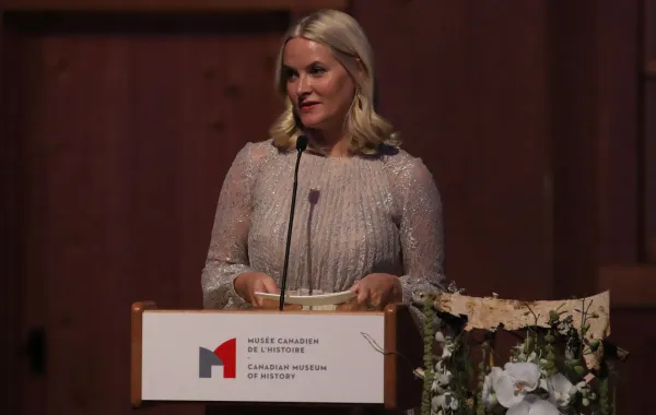 الأميرة ميت ماريت، ولية العهد، في المتحف الكندي للتاريخ في غاتينو، كيبيك (Crown Princess Mette-Marit at the Canadian Museum of History in Gatinueau, Quebec). مصدر الصورة: Lars Hagberg / AFP