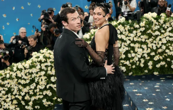 دوا ليبا Dua Lipa وكالوم تيرنر callum turner في حفل ميت غالا 2025. مصدر الصورة: Michael Loccisano/GA/The Hollywood Reporter via Getty Images