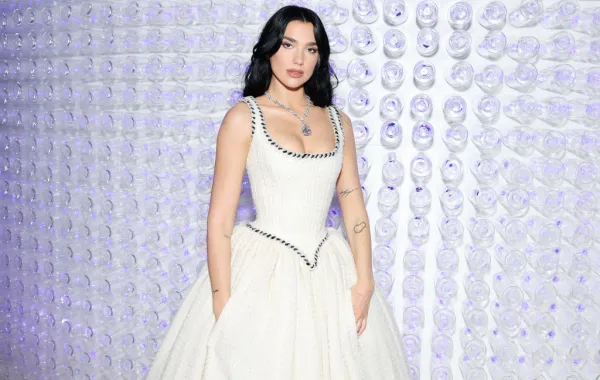 النجمة دوا ليبا Dua Lipa- (مصدر الصورة Cindy Ord/MG23/Getty Images for The Met Museum/Vogue)