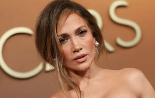جينيفر لوبيز Jennifer Lopez في حفل توزيع جوائز المحافظين 2025. مصدر الصورة: VALERIE MACON / AFP