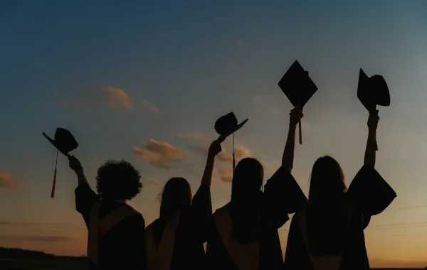 مجموعة من الخريجات يحتفلن بالتخرج 