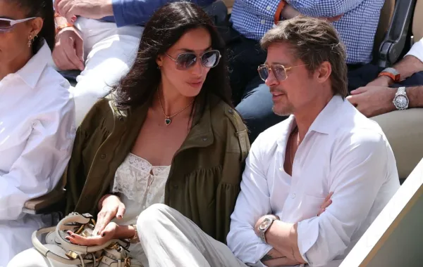براد بيت Brad Pitt وإينيس دي رامون Ines de Ramon في نهائي سيدات بطولة فرنسا المفتوحة 2026. مصدر الصورة: ALAIN JOCARD / AFP