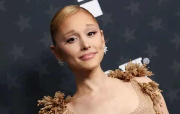 أريانا غراندي في باركر هانجر في سانتا مونيكا كاليفورنيا (Ariana Grande at Barker Hangar in Santa Monica, California). مصدر الصورة: Michael Tran / AFP 