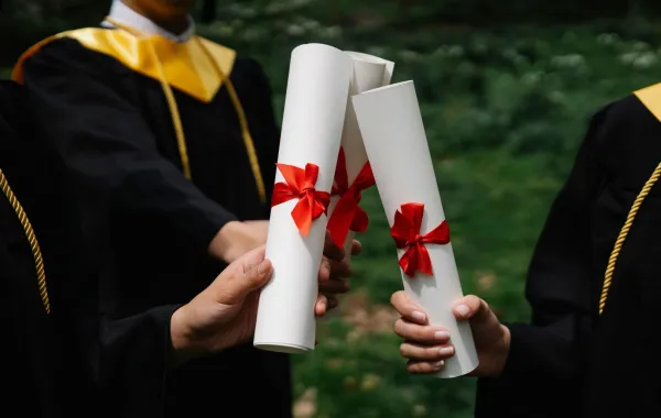 مجموعة من الخريجات يحتفلن بتخرجهن