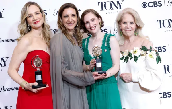 بيس وول Bess Wohl، إيفا برايس Eva Price، راشيل سوسمان Rachel Sussman، وداريل روث Daryl Roth في حفل توزيع جوائز توني 2026. مصدر الصورة: kena betancur / AFP