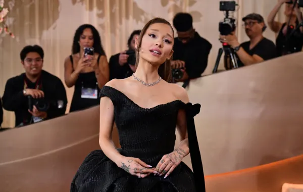 أريانا غراندي Ariana Grande في حفل توزيع جوائز غولدن غلوب 2026. مصدر الصورة: Frederic J. Brown / AFP
